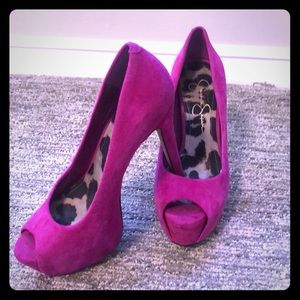 Peep toe stacked pump